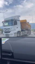 Bursa’da ters şeritten giren kamyon ’pes’ dedirtti