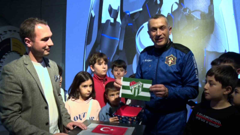 Türkiye’nin 3’üncü uzay yolcusu Gökhan Erdem uzaya çıkardığı Bursaspor bayrağını GUHEM’e teslim etti