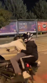 Motosikletiyle ön kaldırdı, kayarak böyle düştü