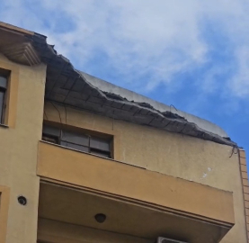 Gelibolu’da 5 katlı binanın çatısının bir kısmı çöktü