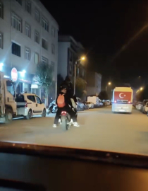 Çanakkale’de motosiklete binen 5 genç adeta ölümle dans etti