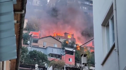 Bursa’da 2 katlı bina alevlere teslim oldu, o anlar havadan dronla görüntülendi