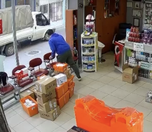 Hava almak için dışarı çıkan eczacının üzerine atladı: "Çıplak sandım"