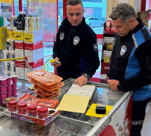 Ezine’de tarihi geçmiş ve etiketsiz ürün satan 2 markete 596 milyon TL ceza