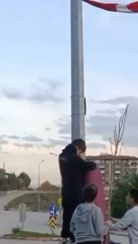 Bursa’da çocukların bayrak hassasiyeti duygulandırdı..Direğe böyle tırmandılar