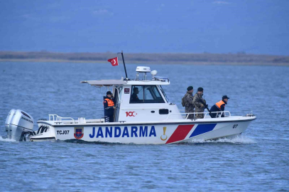 Yüzmek için göle girdi sahil güvenlik engel oldu