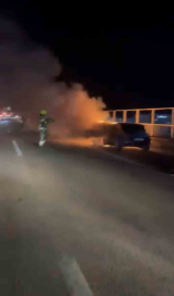 Seyir halindeki otomobil alev alev yandı