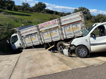 Çanakkale’de ticari araçla kamyonet çarpıştı; 2’si ağır, 5 yaralı