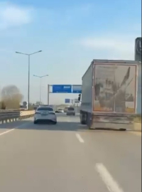 Tehlike saçan tır şoförünü silah doğrultup durdurdular