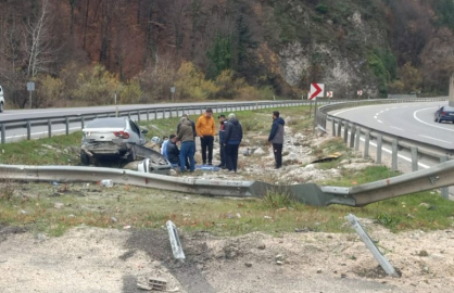 Kontrolden çıkan otomobil bariyerlere çarpıp refüje girdi; 2 kişi yaralı