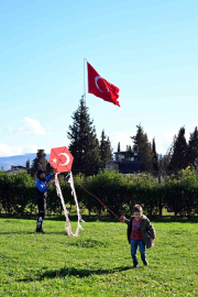 Emniyet ekipleri çocuklarla uçurtma festivalinde buluştu