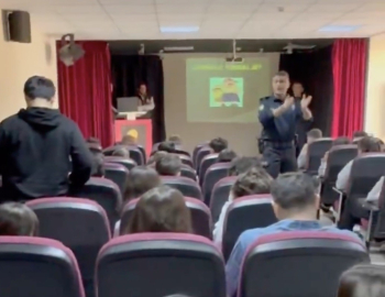 Eceabat’da emniyet ekiplerince öğrenciler bilgilendirildi