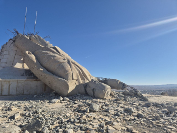 Suriye’de halkın yıktığı Hafız Esad’ın dev heykelinden geriye enkazı kaldı