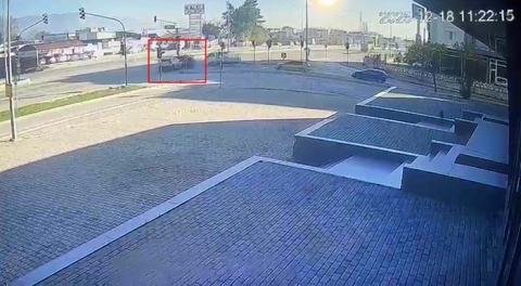 Bursa’da kırmızı ışık ihlali kazayı böyle getirdi : 2 kadın yaralı