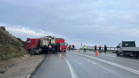 Kamyonlar kafa kafaya çarpıştı