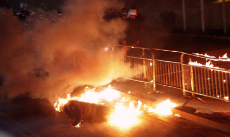 Arnavutluk’ta hükümet karşıtı protestocular Başbakanlık binasına molotof kokteyli attı