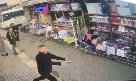 Silahla kovaladığı şahsa kurşun yağdırdı, kurşunların hedefi olmaktan böyle kurtuldu