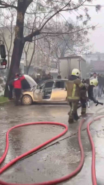 Bursa’da park halindeki midibüste çıkan yangın otomobile sıçradı