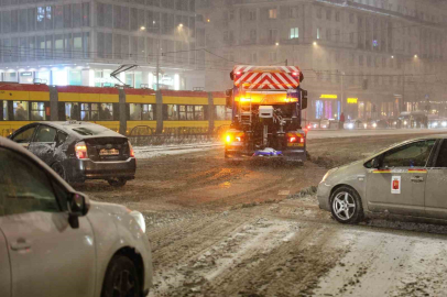Polonya’da kar esareti: Yüzlerce araç yollarda kaldı