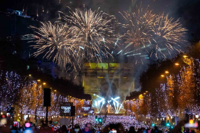 Fransa’da yeni yıl üst düzey güvenlik önlemleri altında kutlandı