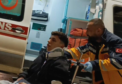 Bursa’da direksiyon hakimiyetini kaybeden sürücü direğe çarptı