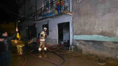 Bursa’da 2 katlı evde çıkan yangın korkuttu