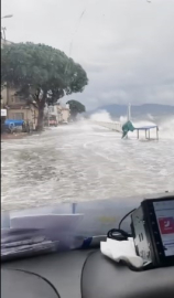 Fırtına sebebiyle kara ile deniz birleşti, tekneler battı