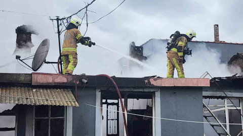Bursa’da müstakil evde yangın: Dumandan etkilenen yaşlı adam hastaneye kaldırıldı