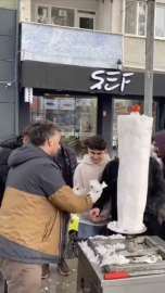 İnegöl’de döner ustasından "kardan döner" ikramı