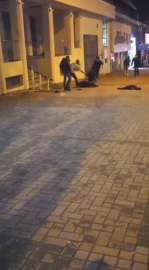 Sokak ortasında iki genç çakıyla birbirini yaraladı