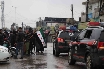 Suriye’de güvenlik güçlerine ait konvoy Tabka’ya girdi