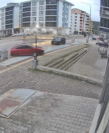 Direksiyon dersinde fren yerine gaza bastı: Otomobil dükkânın önüne uçtu