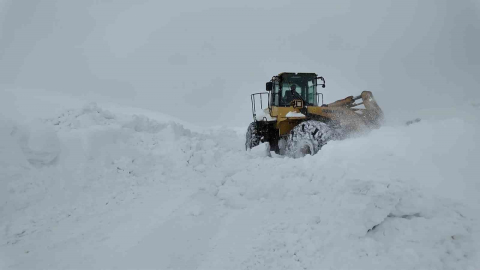 Bingöl’de karla mücadele sürüyor: Açılan bazı köy yolları tipi nedeniyle yeniden kapandı