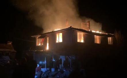 Bursa’da alevli gece...Köy evi alevlere teslim oldu