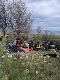 Ayvacık’ta 39 kaçak göçmen ile 1 göçmen kaçakçısı şüphelisi yakalandı