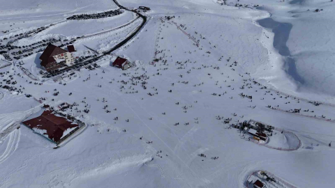 Hesarek Kayak Merkezi’nde yoğunluk: Ziyaretçiler karın keyfini çıkardı