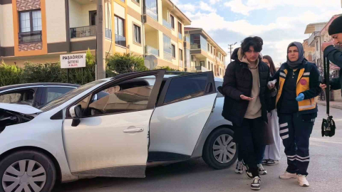 İnegöl’de otomobiller çarpıştı: 3 yaralı