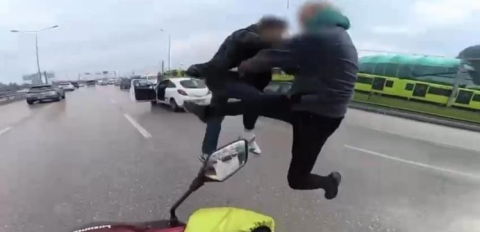 Uçan tekmelerin bedeli ağır oldu... Ehliyetlerine el konuldu, psikotekniğe sevk edildi