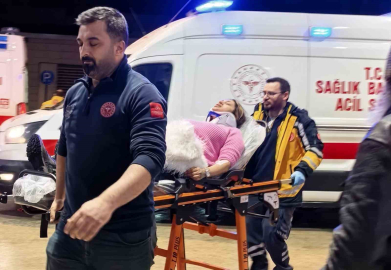 Bursa’da otomobil duvara çarptı: 2 yaralı