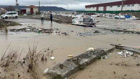 Çanakkale’de sağanak yağış nedeniyle Kepez çayı taştı