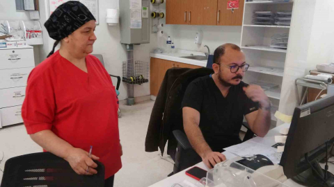 Sağlık çalışanı anne ve oğul birlikte hayat kurtarıyor