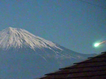 Japonya’daki Fuji Dağı semalarını aydınlatan meteor görsel şölen yaşattı