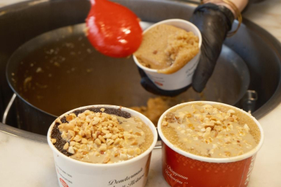 Yüzlerce yıllık tatlıyı dondurmayla buluşturdu; şimdi dünyaya satıyor