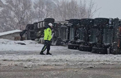 Bingöl’de tır devrildi: 1 yaralı