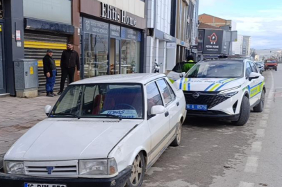 Ehliyetsiz sürücü kaldırıma çarpıp kaçtı ama polis yakaladı