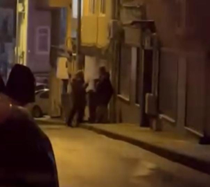 Komşuların çöp bidonu tartışması kameraya yansıdı