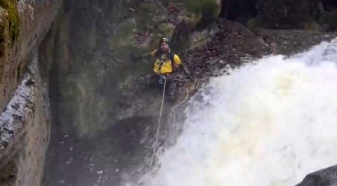 Yağmur ve kar sularıyla coşan kanyondan kurtuldu