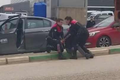 Polis kovalamacasında film gibi anlar: Şüpheli araç kamyon şoförünün hamlesiyle durduruldu