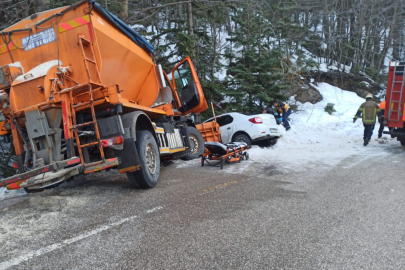 Uludağ yolunda kar küreme aracı otomobille çarpıştı: 2 yaralı