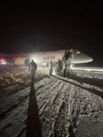 Kanada’da 64 kişinin bulunduğu yolcu uçağı karda kayarak pistten çıktı